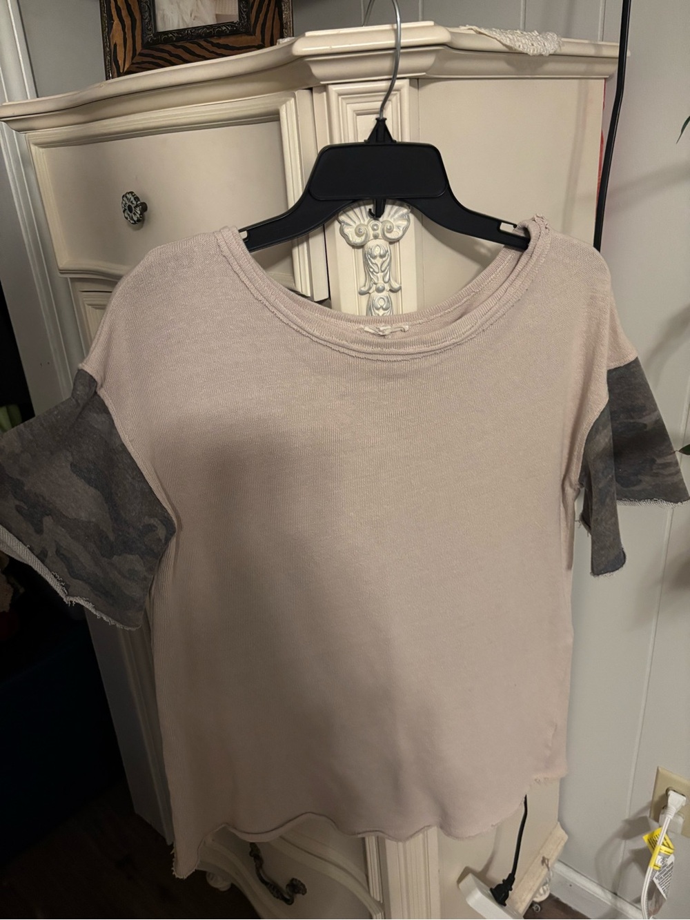 easel Cream Short Sleeve Tee with Gray Camo Sleeve Accents